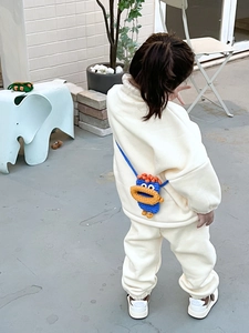 Détail d'un petit sac bandoulière tricoté pour enfant avec motif monstre bleu mignon