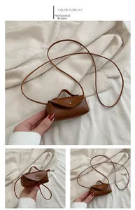 Détails du mini sac bandoulière en cuir marron avec bouton pression et fine lanière
