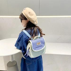 Zainetto bimbi in tela verde chiaro con patta a scacchi blu e spallacci regolabili