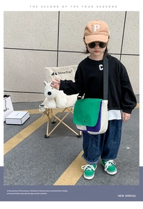 Photo en extérieur d'un grand sac bandoulière en toile pour enfant avec blocs de couleurs