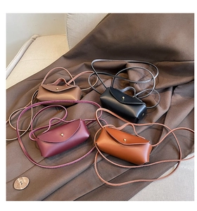 Mini sacs bandoulière pour enfants en quatre couleurs avec fermeture à bouton métal