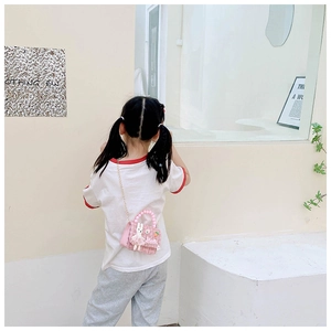 Détail du sac à bandoulière rose en tweed pour fille avec ornement lapin et perles
