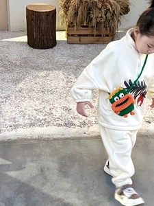 Enfant portant un sac à bandoulière en tricot monstre vert avec de grands yeux rigolos