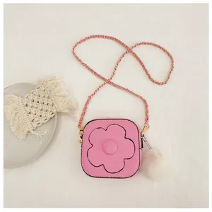 Détail du sac à bandoulière rose pour filles avec chaîne dorée et pompon en peluche