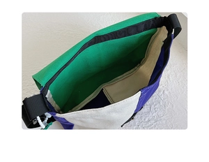 Vue détaillée de l'intérieur spacieux du sac bandoulière en toile avec design bicolore