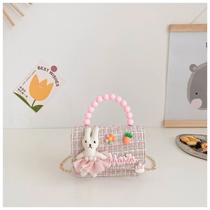 Détail du mini sac en tweed rose pour fille avec anse perle et ornements lapin
