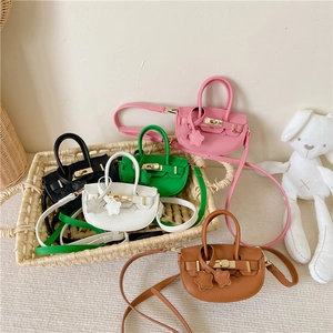 Mini Sac Bandoulière Enfants Cuir PU Texture Litchi Boucle Dorée Fermoir À Tourniquet Mode Sac À Main Pour Filles Tout-Petits Petit Sac Tendance Avec Charme Étoile