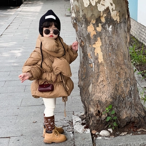 Veste bouffante marron pour enfant avec mini sac bandoulière pour un look d'hiver