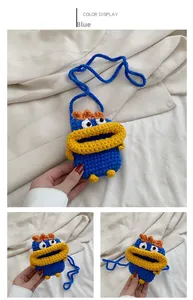 Vue détaillée du sac monstre en tricot bleu fait main avec de grosses lèvres