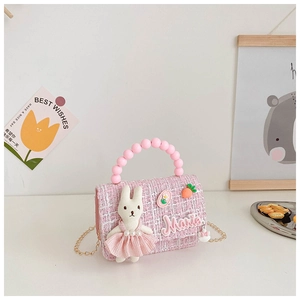 Détail du mini sac fille en tweed rose avec anse perlée et décor lapin en 3D