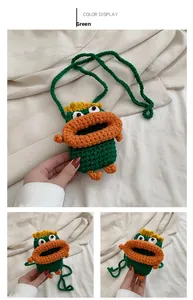 Détail du petit sac monstre en tricot vert avec des lèvres orange et crochet