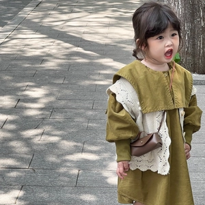Robe en velours côtelé moutarde pour fillette avec gilet en maille et mini sac brun