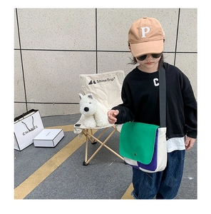Photo en extérieur d'un sac messager en toile color-block pour enfants au style rétro