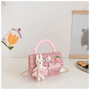 Détail du sac en tweed rose pour fille avec poignée en perles et décor de lapin mignon