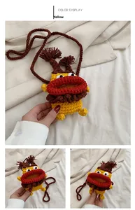 Détail du sac monstre en crochet jaune avec des yeux de dessin animé et bandoulière