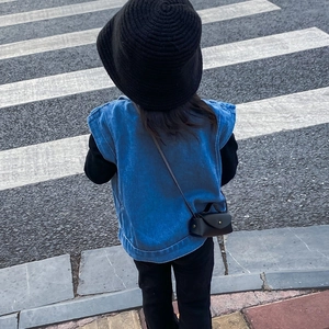 Mini sac bandoulière enfant avec gilet en jean et bob noir tricoté pour look extérieur