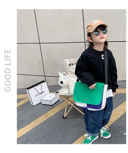 Sac bandoulière enfant en toile color-block présenté avec une tenue tendance