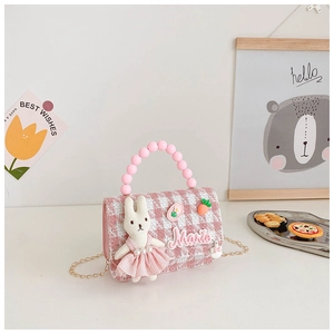 Détail du mini sac enfant en tweed avec poignée perle, lapin peluche et logo Maria
