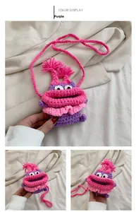 Détail du petit sac bandoulière monstre tricoté violet pour enfant avec yeux rigolos