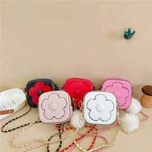 Sac Bandoulière Carré En Cuir PU Pour Enfants Avec Décor Floral 3D Pendentif Pompon Chaîne Métallique Petit Sac À Épaule