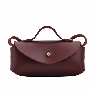 Mini sac bandoulière en cuir bordeaux pour enfants avec boucle en métal doré
