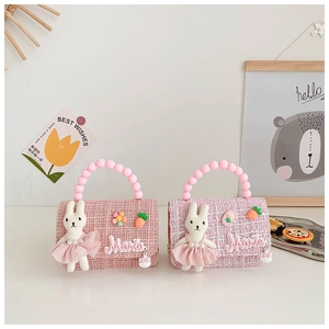 Détail d'un mini sac en tweed avec poignée en perles et poupée lapin 3D en jupe gaze