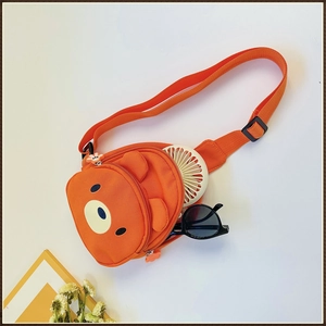 Vue détaillée du sac ours orange montrant la capacité de rangement et la bandoulière
