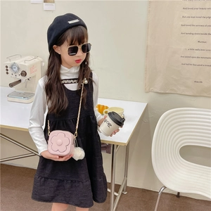 Sac bandoulière fleurie pour fille avec robe noire élégante et béret à la mode coréenne