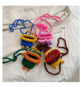 Mini sacs bandoulière monstre tricotés à la main en quatre couleurs vives et designs