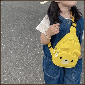 Détail du sac bandoulière ours jaune en toile imperméable montrant la poche avant