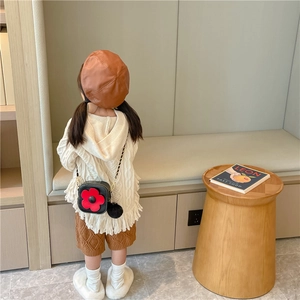 Sac bandoulière fleuri pour fille avec sweat à capuche en tricot crème et short marron