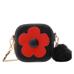 Mini sac bandoulière noir pour fille avec fleur rouge et pompon en fourrure douce