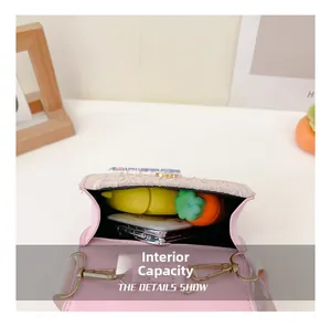 Détail montrant la capacité intérieure du sac à bandoulière mignon en peluche lapin