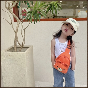 Détail du sac de poitrine orange pour enfants en toile avec oreilles d'ours et sangle