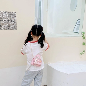 Petit sac en tweed rose pour enfant avec poignée en perles et adorable lapin décoratif