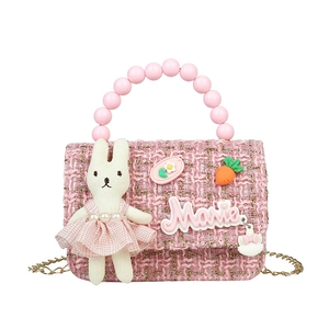 Sac à main tweed rose pour enfant avec poignée perle et charm lapin en peluche
