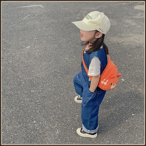 Détail du sac à bandoulière ourson orange en toile pour enfant avec breloques gants