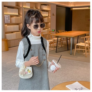 Détail du sac rond blanc pour fille avec poignée en perles, lapin en peluche et broderie