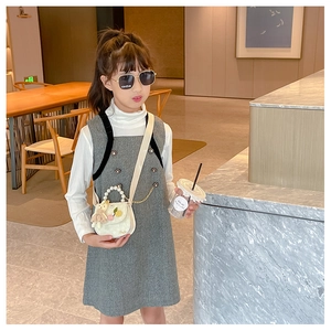 Détail d'une fille en robe grise avec un mini sac à bandoulière blanc à poignée en perle