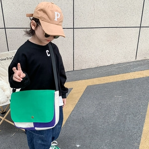 Sac bandoulière enfant en toile à blocs de couleurs vert et violet pour un look décontracté