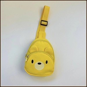 Détail d'un sac de poitrine jaune pour enfant en toile avec bandoulière ajustable
