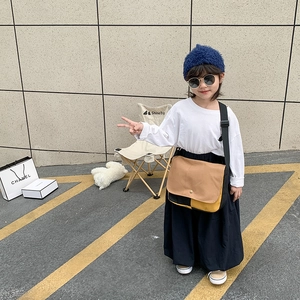 Sac bandoulière enfant en toile tricolore avec sangle réglable pour un look décontracté