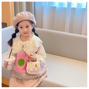 Mini sac rose pour fille avec poignée en perles et charm lapin sur tenue d'automne