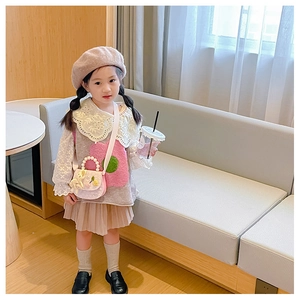 Détail de la chemise en dentelle avec jupe plissée rose et sac à main lapin pour fille