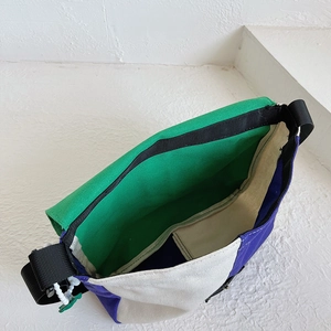 Sac bandoulière enfant en toile color-block avec grand compartiment et sangle réglable