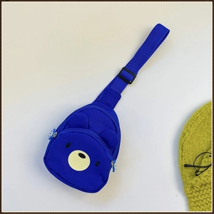 Détail du sac ours bleu pour enfants en toile avec oreilles et sangle réglable