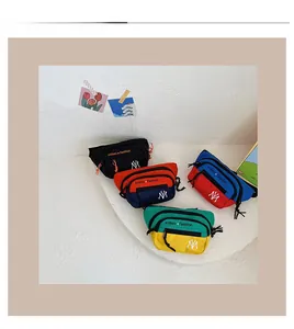 Detailansicht der Kinder-Canvas-Gürteltaschen in vier Farbkombinationen mit NY-Logo