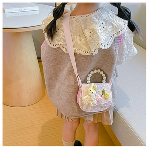 Détail du sac rose pour fille avec lapin en peluche et poignée en perles