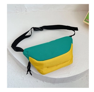 Detail der Canvas-Gürteltasche mit lebhaftem grün-gelbem Kontrastdesign für Kinder