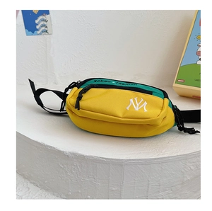 Detail der kontrastreichen Kinder Bauchtasche aus Canvas mit NY Stickerei und Gurtband